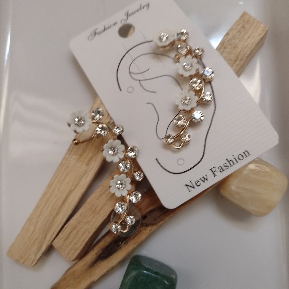 NEW JUST IN TIME FOR SPRING 🌼🌼 BLOSSOMS IN WHITE EAR CUFFS